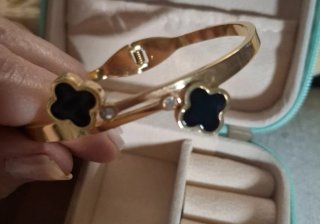 Pulsera dorada trébol negro con circonitas
