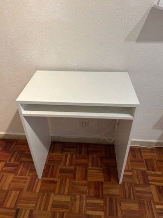 Escritorio blanco pequeño