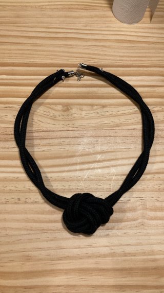 Collar de cuerda negra con nudo