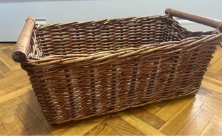 Cesta de mimbre rústica con asas