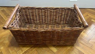 Cesta de mimbre rústica con asas