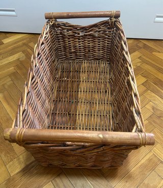 Cesta de mimbre rústica con asas