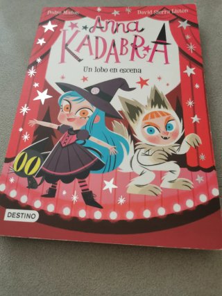 Libro de Anna Kadabra. Un lobo en escena.