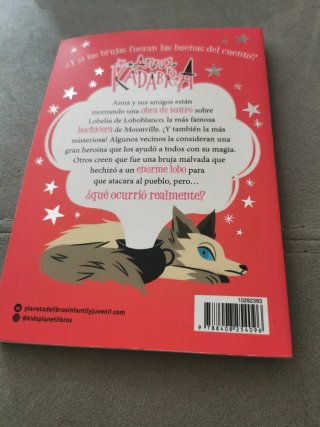 Libro de Anna Kadabra. Un lobo en escena.