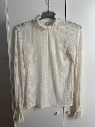 Blusa blanca transparente con cuello alto