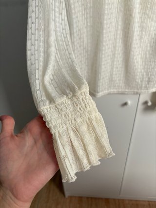 Blusa blanca transparente con cuello alto