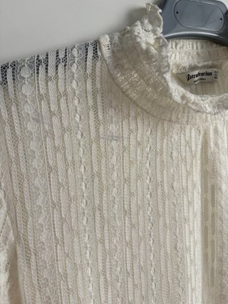 Blusa blanca transparente con cuello alto