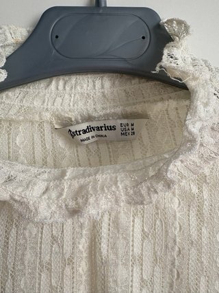 Blusa blanca transparente con cuello alto
