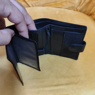 Cartera de Piel Negra con Cierre y Monedero