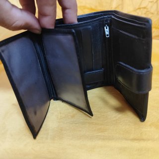 Cartera de Piel Negra con Cierre y Monedero