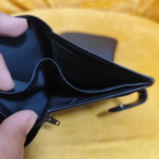 Cartera de Piel Negra con Cierre y Monedero