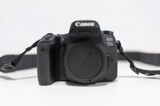 Cámara Canon EOS 77D Kit EF-S 18-55mm + 1 Batería