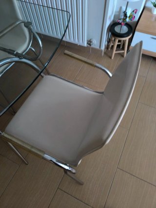 Mesa de cristal y metal con sus cuatro sillas