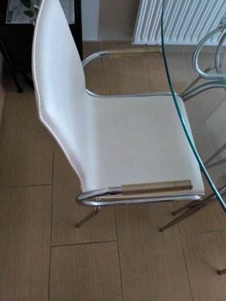 Mesa de cristal y metal con sus cuatro sillas