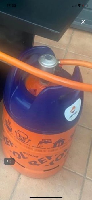 Barbacoa de gas negra con bombona