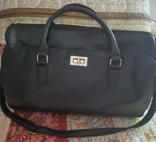 Bolso negro con textura de cocodrilo