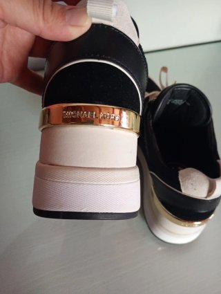 Zapatillas Michael Kors Negras y Doradas