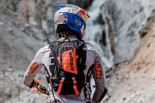 Mochila Uswe Raw 8 Negra y Naranja