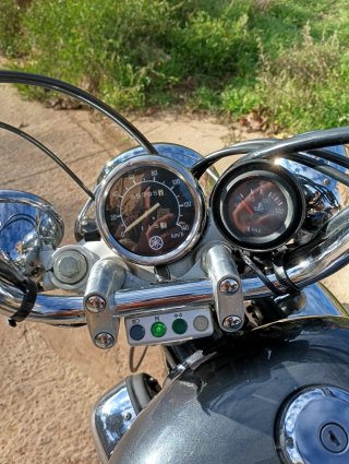 Moto custom Negra