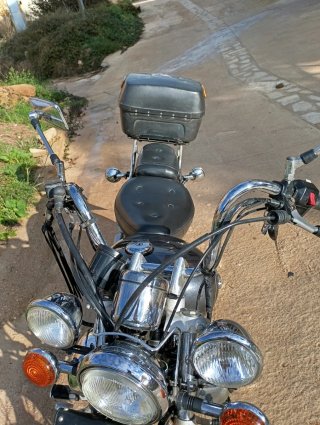 Moto custom Negra