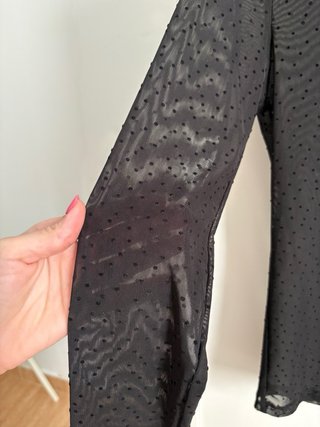 Blusa Stradivarius negra transparente puntos
