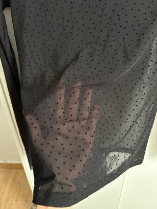 Blusa Stradivarius negra transparente puntos