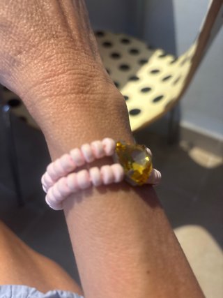 Pulsera con corazón amarillo y detalles rosas