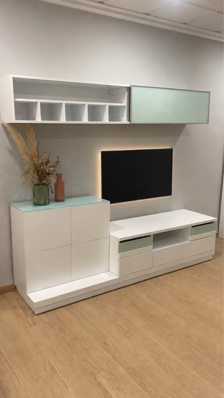 Mueble de salón blanco y verde