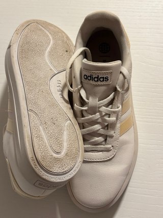 Zapatillas Adidas Blancas y Doradas