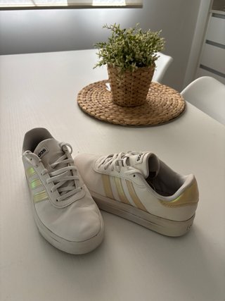 Zapatillas Adidas Blancas y Doradas