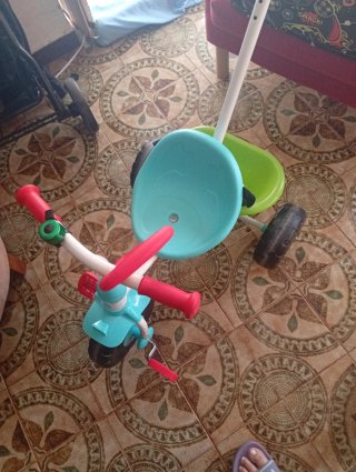 Triciclo infantil azul, verde y rojo