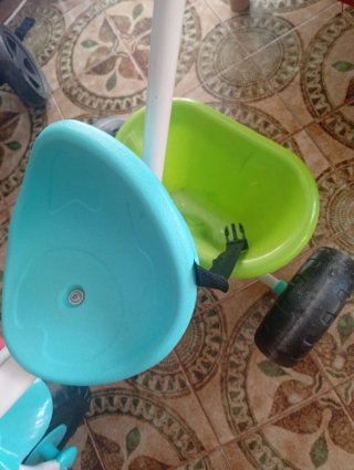 Triciclo infantil azul, verde y rojo