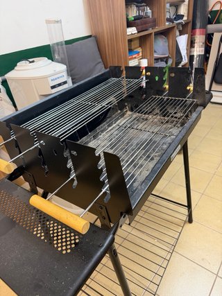 Barbacoa de carbón con ruedas