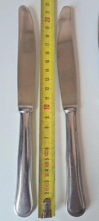 Set de 12 Cuchillos de mesa de acero inoxidable.
