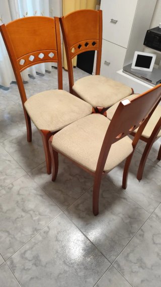 Juego de 4 sillas de madera y tela