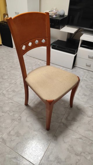 Juego de 4 sillas de madera y tela