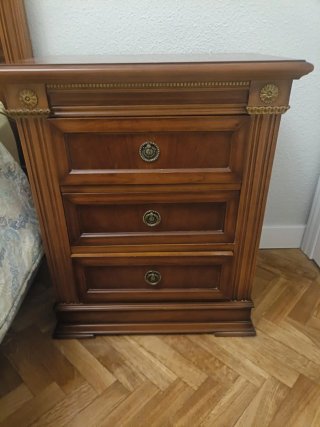 2 Mesitas de noche de madera de cerezo.