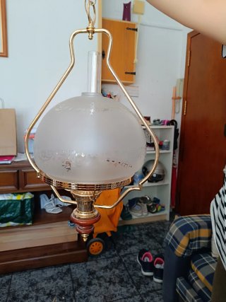 Lámpara de cristal y metal dorada