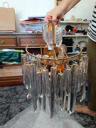 Lámpara de cristal y metal dorada