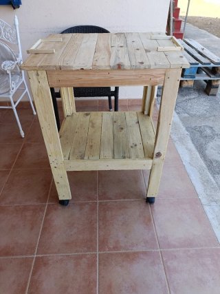 Mesa auxiliar de madera con ruedas