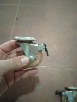 4 Ruedas Giratorias Pequeñas con Freno.