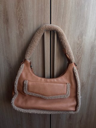 Bolso de hombro efecto piel con borreguito