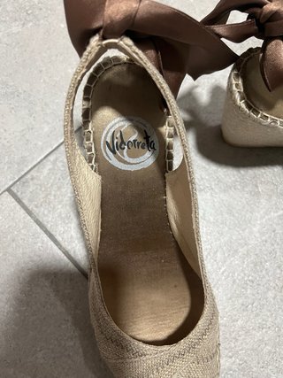 Sandalias cuña Vidorreta beige y marrón con lazo