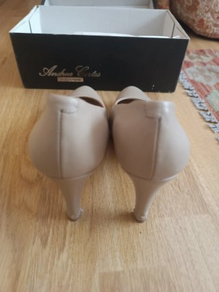 Zapatos de tacón de piel color nude