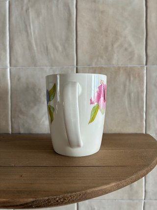 Taza con flores Hibiscus