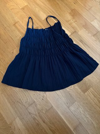 Camisa azul con tirantes y volantes