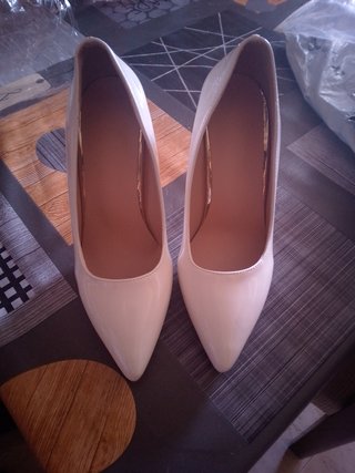 Zapatos de tacón blancos