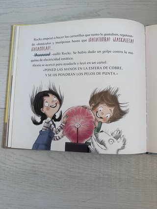 Los atrevidos y el misterio del dinosaurio / Th...