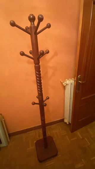Perchero de madera marrón