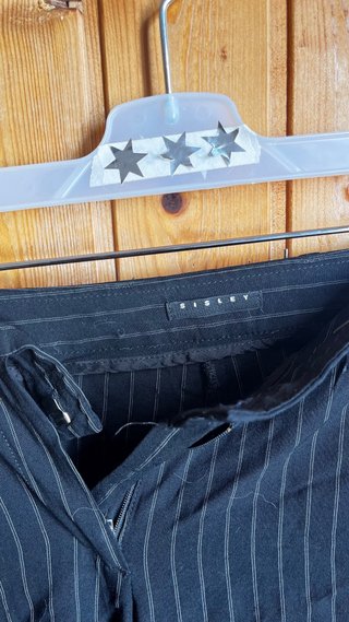 Pantalones capri negros de rayas